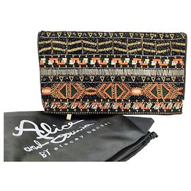 Clutch Alice + Olivia in pelle e corallo Nero