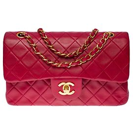 A cobiçada bolsa Chanel Timeless 23 cm com aba forrada em couro acolchoado vermelho, garniture en métal doré Vermelho