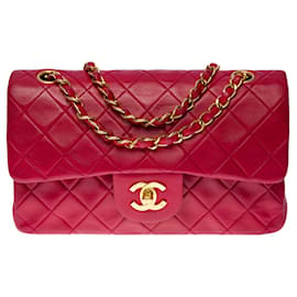 Chanel-A cobiçada bolsa Chanel Timeless 23 cm com aba forrada em couro acolchoado vermelho, garniture en métal doré-Vermelho