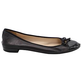 Sapatilhas Prada Cap Toe com Laço em Couro Preto Preto