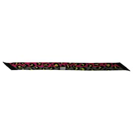 Gucci-Gucci Leopard Print Skinny Scarf in Pink Silk-Pink