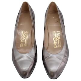 Salvatore Ferragamo-Salvatore Ferragamo Metallic Court Heels in Silver Leather-Silvery,Metallic