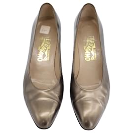 Salvatore Ferragamo-Salvatore Ferragamo Zapatos de tacón bajos metalizados en cuero color bronce-Metálico,Bronce