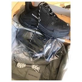 Balenciaga-Triple S-Black