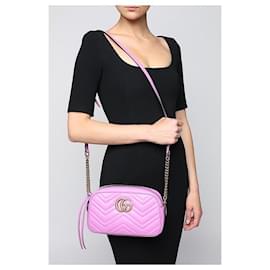 Gucci-Petit sac porté épaule matelassé GUCCI GG Marmont-Rose