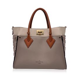 Louis Vuitton Bolso tote On My Side de piel beige con correa Beige
