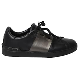 Valentino-Valentino Garavani Rockstud Low-Top Sneakers in Black Calf Leather-Black