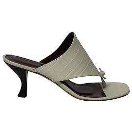 Sandália Staud Keith Croc com relevo em couro creme Branco Cru