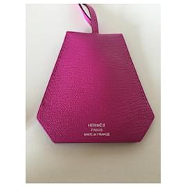 Hermès-Schlüsselanhänger mit Glockenanhänger aus Leder-Fuschia