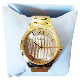 Relógio Guess Tux Dourado em Aço Dourado