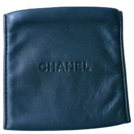 CHANEL pequena bolsa com zíper jóia de couro preto muito bom estado Preto