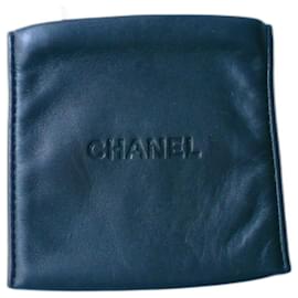 Chanel-CHANEL pequena bolsa com zíper jóia de couro preto muito bom estado-Preto