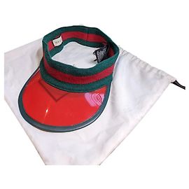 Nueva visera de vinilo Gucci con franja icónica Roja