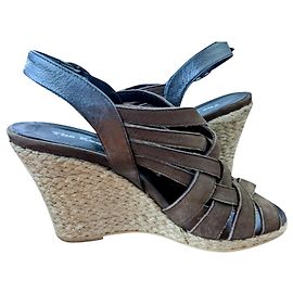 The Kooples Sandalen mit Keilabsatz Braun Silber Hellbraun