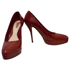 Gucci High heeled patent pumps in dark red with supporting platform Dark red