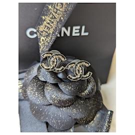 Chanel-CC B15Pendientes GHW de esmalte negro con logotipo V-Negro