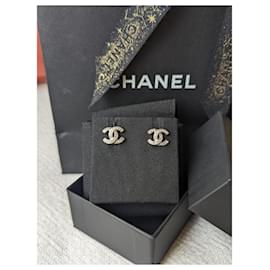 Chanel-CC F19Caixa de brincos com logotipo dourado de cristal atemporal V-Dourado