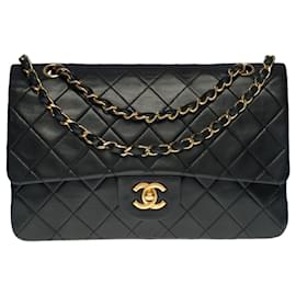 Chanel-The coveted Chanel Timeless Medium bag 25 cm with lined flap in black leather, garniture en métal doré-Black