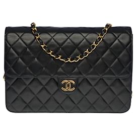 Chanel-Beautiful Chanel Classique Flap Bag medium handbag in black quilted lambskin, garniture en métal doré-Black