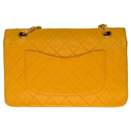 Chanel-The coveted Chanel Timeless/Classique medium handbag 25cm in golden button yellow quilted leather, garniture en métal doré-Yellow