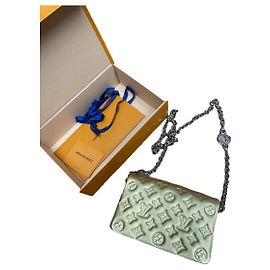 Bolsa Almofada Dourada Louis Vuitton Dourado