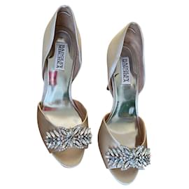 Badgley Mischka-Zapatos de tacón de satén con diamantes de imitación-Beige