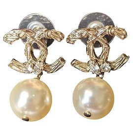 Chanel CC B15Grandes boucles d'oreilles classiques en forme de perle de cristal avec logo V dans une boîte Doré