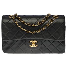 Chanel-The coveted Chanel Timeless bag 23 cm with lined flap in black leather, garniture en métal doré-Black