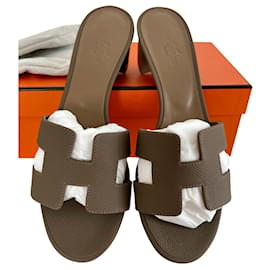 Hermès-Oasis Etoupe Sandals-Brown