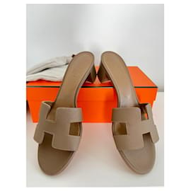 Hermès-Oasis Etoupe Sandals-Brown