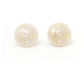 Brincos Chanel de clip com pérolas e CC dourado esbranquiçado Fora de branco