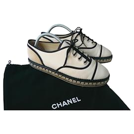 Chanel-CHANEL Derbys und beige und schwarze Leinwand und Leder T41 IT-Beige