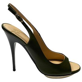 Sapato Slingback Peep Toe Giuseppe Zanotti em couro preto Preto
