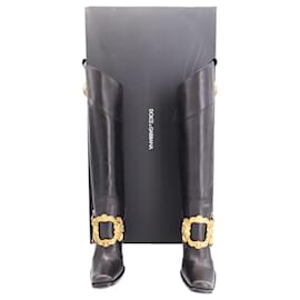Dolce & Gabbana-Dolce & Gabbana Kniehohe Stiefel mit goldener Schnalle aus schwarzem Leder-Schwarz