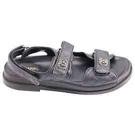 Sandali Chanel Trapuntati Dad con charm C foderato in pelle nera Nero