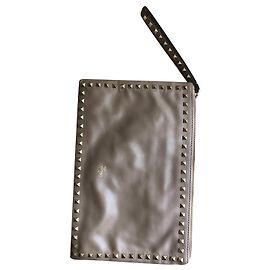 Clutch Valentino de couro com tachas bege Bege
