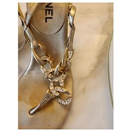 Chanel-Sandálias de joia-Dourado