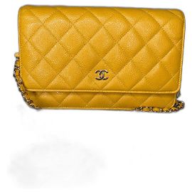 Chanel Carteira atemporal de caviar acolchoado em corrente Amarelo