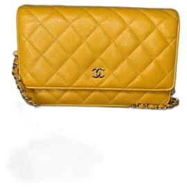 Chanel-Zeitloses Portemonnaie aus gestepptem Kaviar an einer Kette-Gelb
