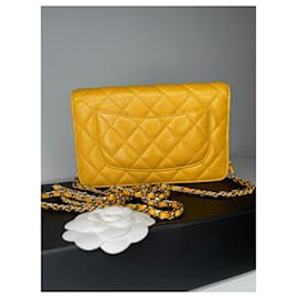 Chanel-Carteira atemporal de caviar acolchoado em corrente-Amarelo
