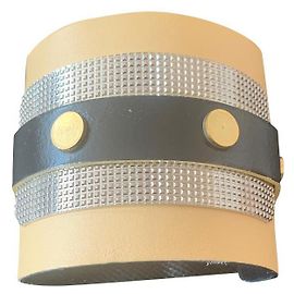 Pulseira de punho Balenciaga em couro e amarelo cinzelado, Cor preta, metal ouro e prata Preto Prata Dourado Amarelo