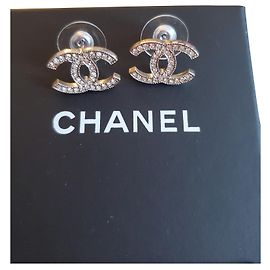 Bellissimi nuovi orecchini a C foderati di Chanel Argento