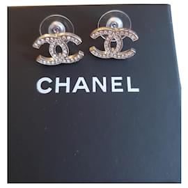Chanel-Hermosos nuevos pendientes C forrados de Chanel-Plata