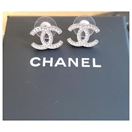 Chanel-Bellissimi nuovi orecchini a C foderati di Chanel-Argento