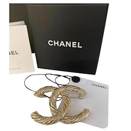 Chanel-Chanel Broche CC Signature métal doré ( article neuf ) Bijouterie dorée-Doré