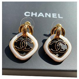 Brincos Chanel de metal branco e resina Branco