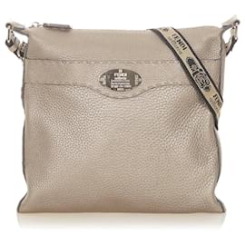 Fendi-Fendi Sac à bandoulière en cuir Selleria en argent-Argenté