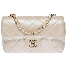 Chanel-Rare sac à mains Chanel Timeless Mini Flap bag en cuir matelassé nacre métallisé, garniture en métal doré-Blanc cassé