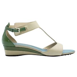 Tod's Grünes Lackleder und hellbraune Sandalen Grün