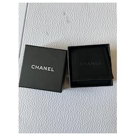 Chanel-Chanel CC hängende Ohrringe-Silber